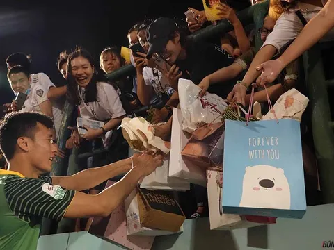 Bùi Tiến Dũng: "Thủ môn quốc dân" dự bị 90 phút, fan vẫn trao trọn niềm tin