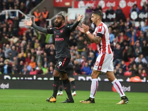 Dư âm Stoke 1-0 Arsenal: 'Có một âm mưu chống lại Pháo thủ'