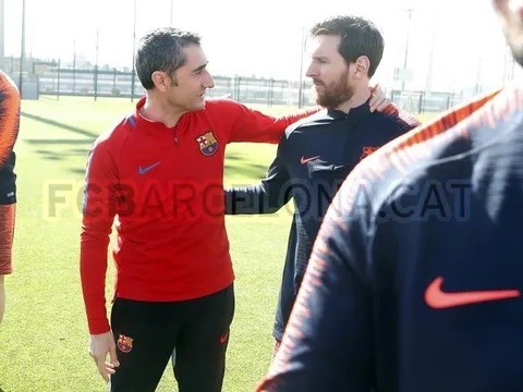 Dù chấn thương, Messi vẫn ra sân tập cùng Barcelona