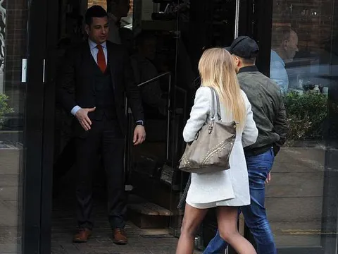 Đưa bạn gái đi ăn, Alexis Sanchez bị cảnh sát phạt nhẹ