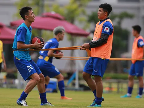 U23 Việt Nam chuẩn bị ASIAD CUP 2018: Đức Chinh bị ép giảm cân, Công Phượng vẫn tập riêng