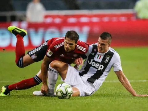 Dùng mọi tiểu xảo, Javi Martinez vẫn không khuất phục được "Luca Toni mới" của Italia