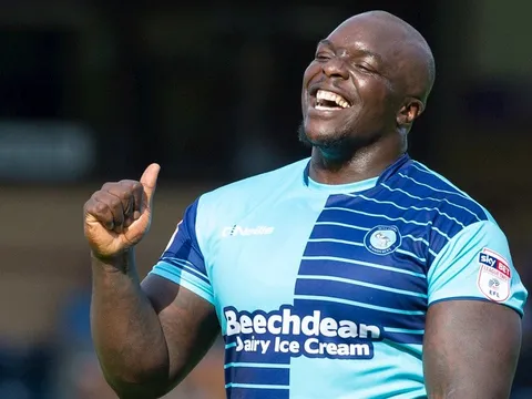 Đụng tới Salah, Ramos bị 'Quái thú' Akinfenwa đe dọa