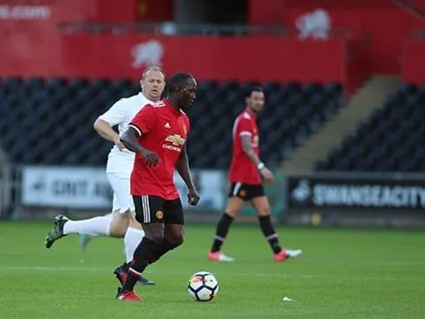 Dwight Yorke lại nổ súng khi khoác áo Quỷ đỏ