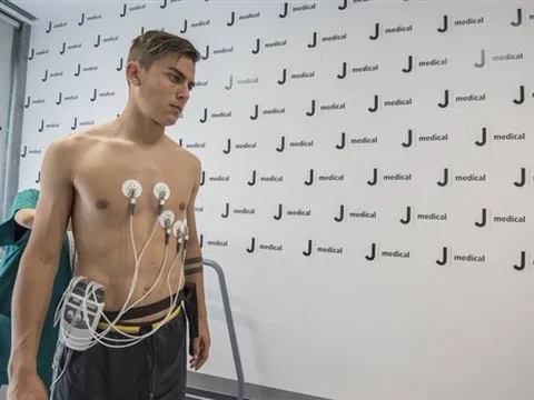 Dybala khó chịu ra mặt khi bị Juventus kiểm tra sức khỏe