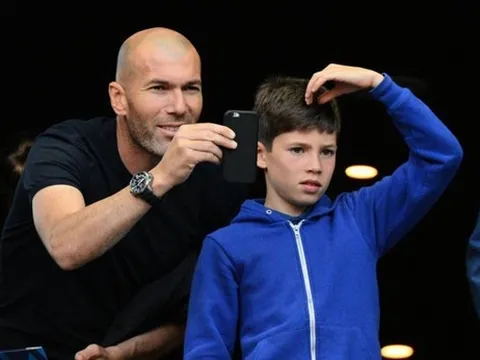 Con út Zidane lập siêu phẩm cầu vồng giúp Real thắng Barca