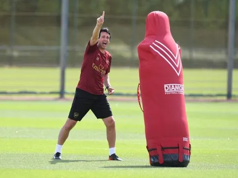 Emery liên tục quát tháo, các Pháo thủ bắt đầu nóng mặt