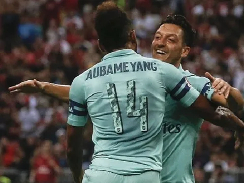 Emery muốn đá hai tiền đạo, nhưng quyết định thuộc về Aubameyang