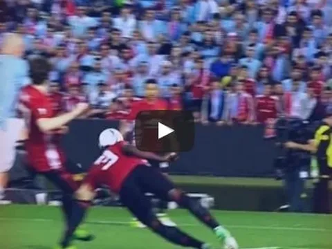 Eric Bailly bay người phá bóng đầy quả cảm trước Celta Vigo