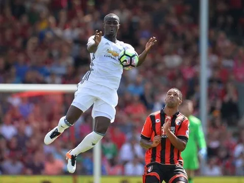 Eric Bailly chơi cực kì chắc chắn trước Burnley