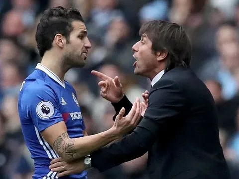 Fabregas bị Conte 'nắn gân' vì xúi bậy Hazard