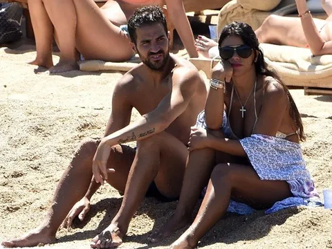 Fabregas tranh thủ đưa "máy bay" đi tắm nắng trước ngày tập trung cùng Chelsea