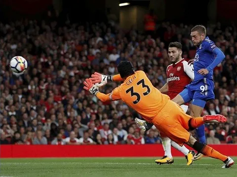 Fan Arsenal đòi tống cổ Cech sau màn xuất quân tệ hại
