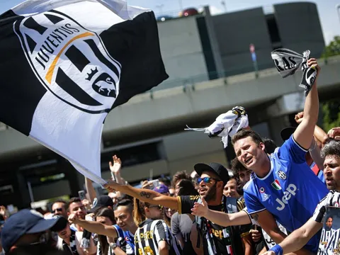 Fan Juventus chào đón dàn cầu thủ trở về Turin