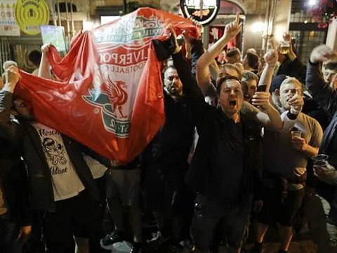 Fan Liverpool 'chơi trội' tại thủ đô Italia