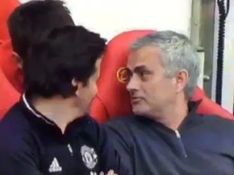 Fan MU bất ngờ vì Mourinho không biết Diego Forlan là ai