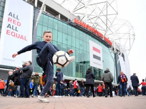 Fan nhí Man Utd múa bóng điệu nghệ trước Old Trafford