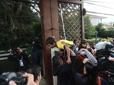Fan nhí trèo rào, khóc lóc chỉ để xem Neymar đá tập
