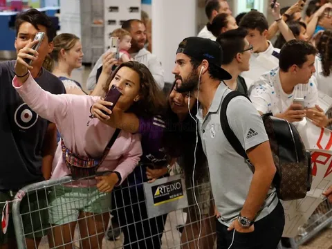 Fan nữ đổ xô tới sân bay để được ngắm dàn sao Real tới La Coruña