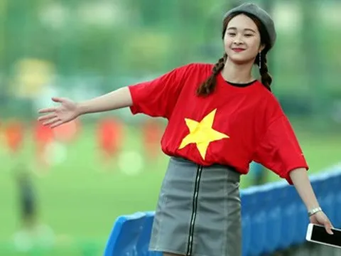 Fan nữ xinh đẹp "đột nhập" khu huấn luyện cổ vũ U20 Việt Nam