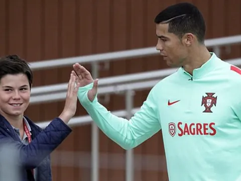 Fan phấn khích vì được đập tay Ronaldo ngay trên sân tập