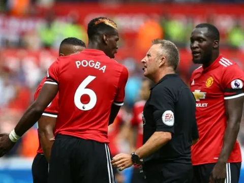 Fan Quỷ đỏ mỉa mai Lukaku chạm bóng quá tệ khiến Pogba suýt bị đuổi