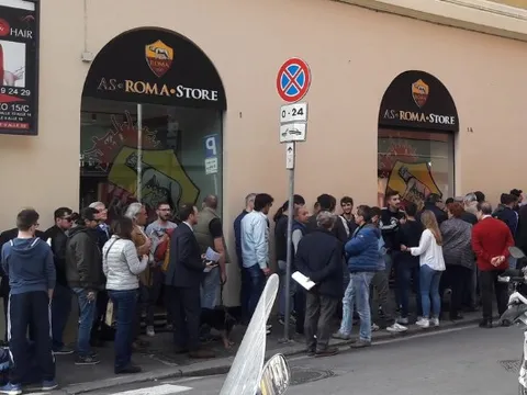 Fan Roma bắt đầu xếp hàng mua vé để tái ngộ Salah