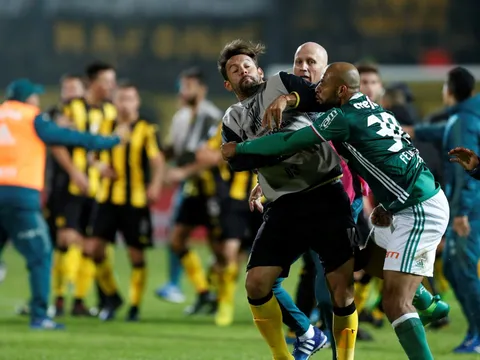 'Thùng rác vàng' Brazil đấm cầu thủ Penarol ở Copa Libertadores