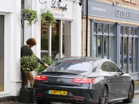 Fellaini gặp rắc rối khi dạo phố