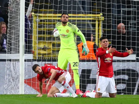 Fellaini vào sân báo hại, Man United đánh rơi chiến thắng những phút cuối