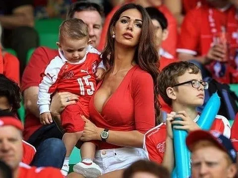 FIFA cấm quay cận cảnh các nữ CĐV bốc lửa trên khán đài
