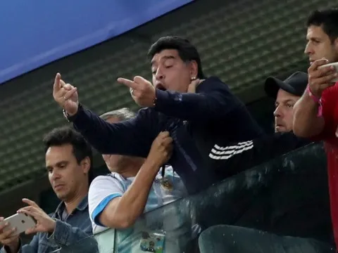FIFA sắp trừng phạt 'ngón tay thối' của Maradona