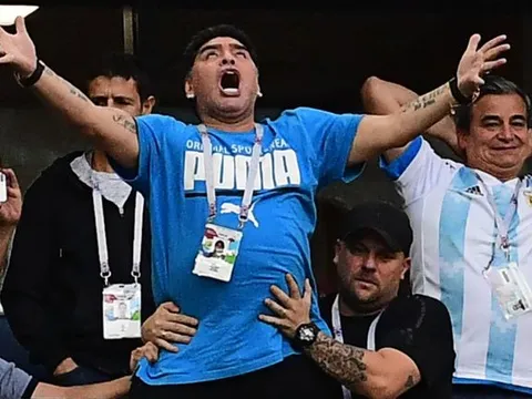 FIFA yêu cầu Diego Maradona tôn trọng người hâm mộ