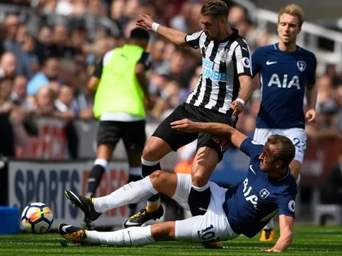 Florian Lejeune "bó bột" sau pha vào bóng của Harry Kane