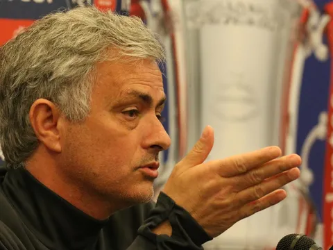 Fulham ra tay giúp Man Utd đánh bại Tottenham