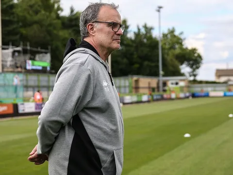 'Gã điên' Marcelo Bielsa bắt cầu thủ nhặt rác