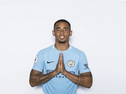 Gabriel Jesus hào hứng chụp ảnh giới thiệu mùa giải mới