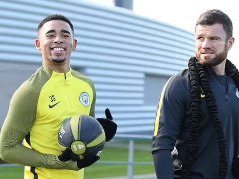 Gabriel Jesus tươi rói tập bóng cùng Pep