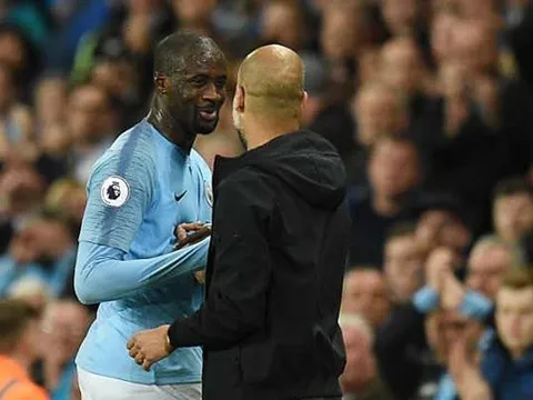 Gác lại mâu thuẫn, Pep trao cho Yaya Toure cái bắt tay thắm thiết ngày tri ân
