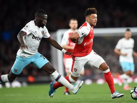 Gặp khó vụ Salah, Liverpool quay lại với Chamberlain