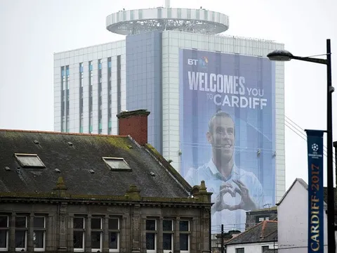 Gareth Bale khiến hình ảnh của Cristiano Ronaldo sạch bóng ở Cardiff