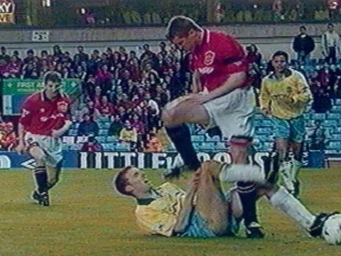 HLV trưởng ĐT Anh từng bị Roy Keane "vùi dập" như thế nào?