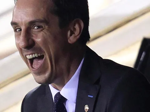Gary Neville chế nhạo Liverpool bằng chính ‘thánh ca’ của Kopties