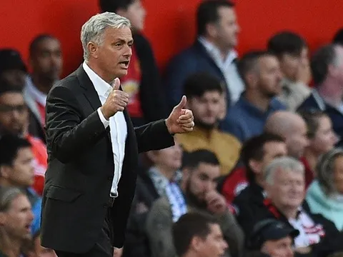 Gary Neville tiết lộ "nội tình" phòng thay đồ Man Utd