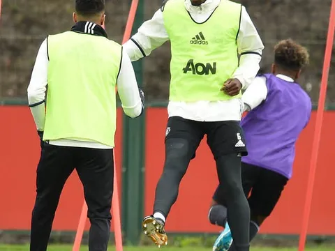 Gạt đi nỗi buồn mất cha, Pogba trở lại tập luyện cùng Man Utd