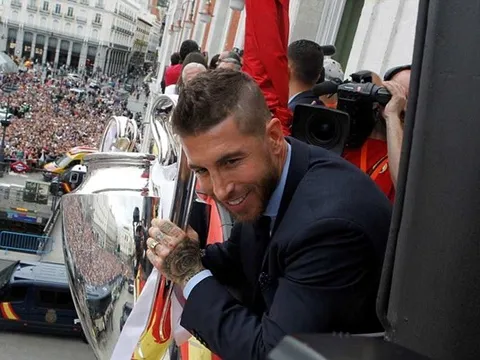Gạt mọi chỉ trích, Sergio Ramos được chào đón như người hùng ở Madrid