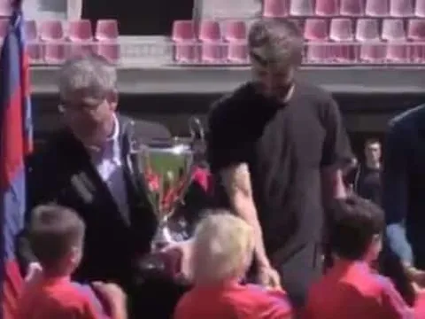 Gerard Pique bất ngờ bị fan nhí 'chơi xỏ'