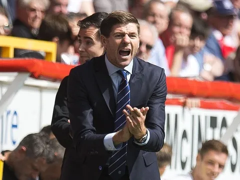 Gerrard quát tháo ầm ĩ, 10 người Rangers đánh rơi 3 điểm phút cuối