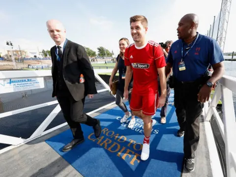 Gerrard 'quẩy' cực sung, hâm nóng chung kết Champions League