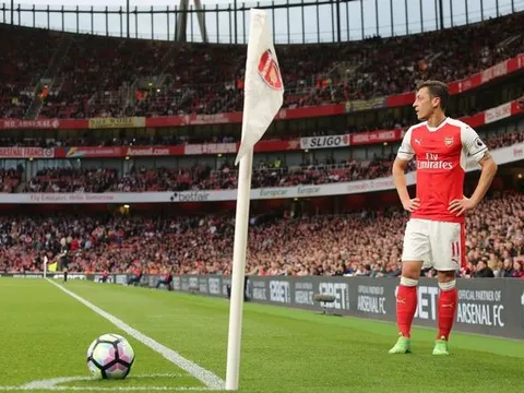 Ozil sút phạt, đến chó cũng không dám nhìn